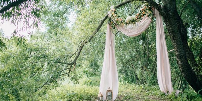 Свадебные арки чаще всего используют на выездной церемонии