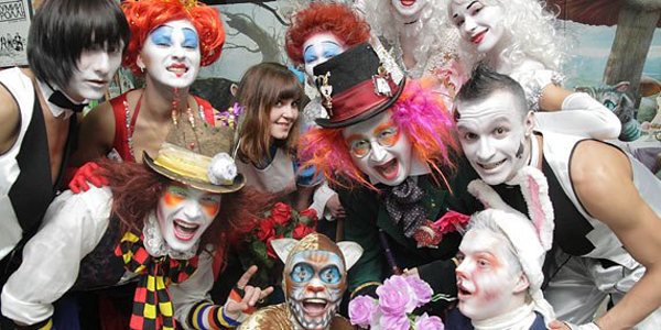 свадебные безумные конкурсы в стиле Алисы в стране чудес