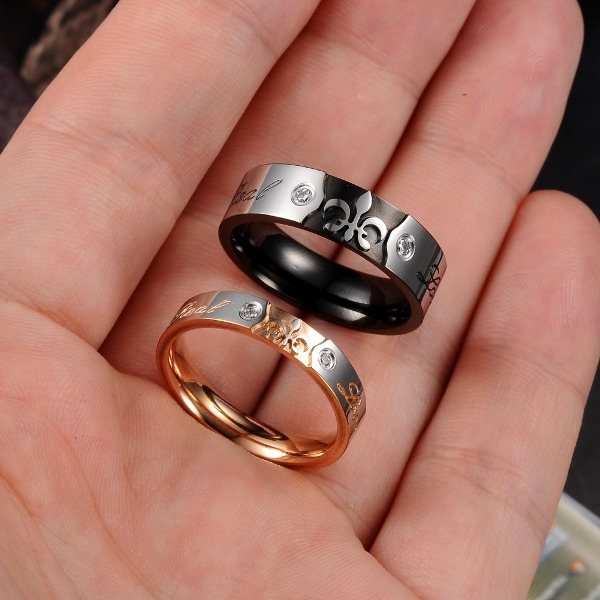 свадебные кольца в руке