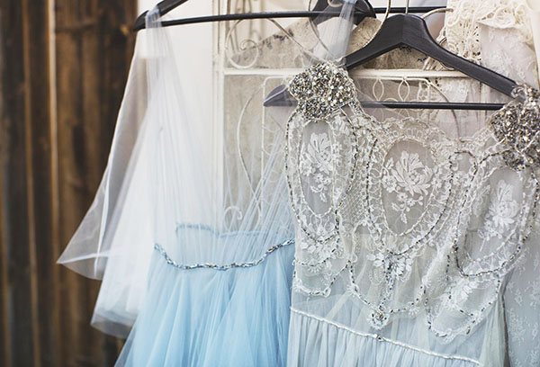 Свадебные платья на вешалках