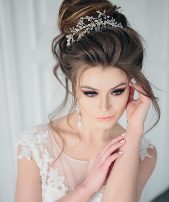 Свадебные прически для невесты с диадемой на длинные, средние, короткие волосы