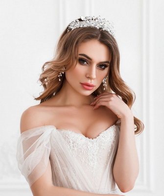 Свадебные прически для невесты с диадемой на длинные, средние, короткие волосы