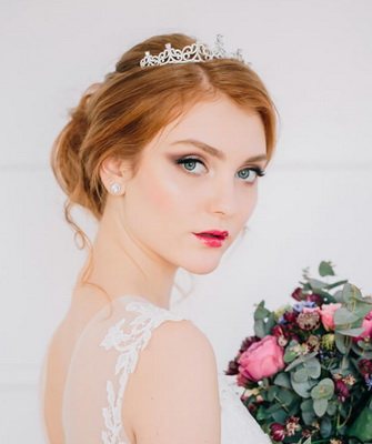 Свадебные прически для невесты с диадемой на длинные, средние, короткие волосы