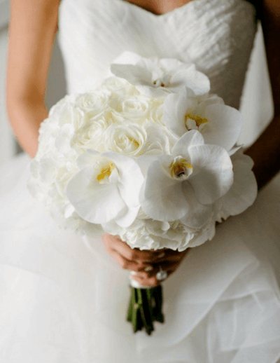 свадебный букет из белых и розовых роз