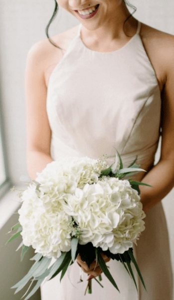 свадебный букет из гортензии и роз