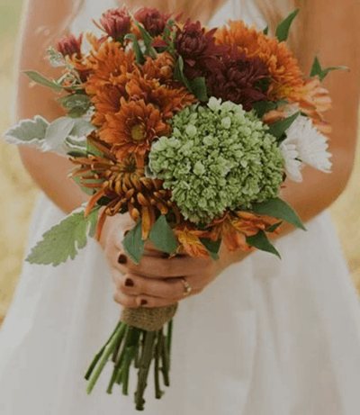 свадебный букет из синих и белых хризантем