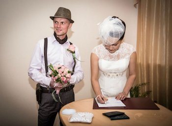 Свадебный костюм с подтяжками