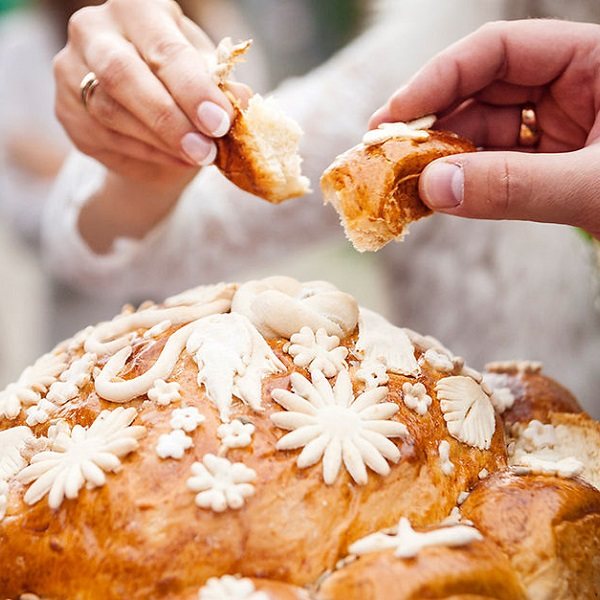 свадебный обряд с караваем