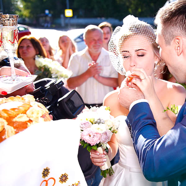 Свадебный обряд – встреча молодых с караваем