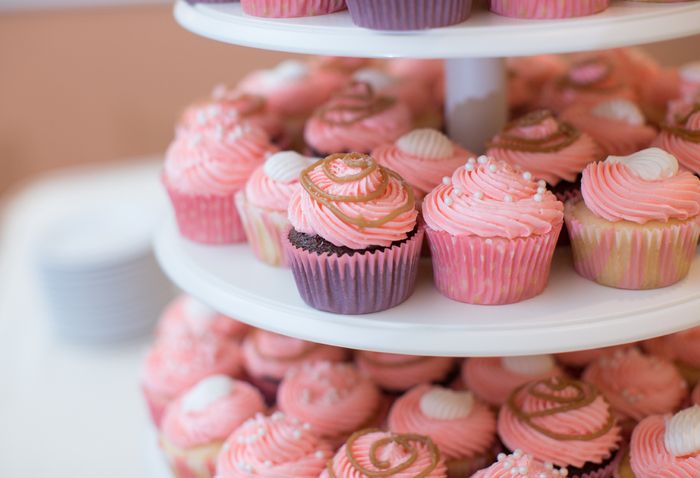 Свадебный торт из пирожных 2