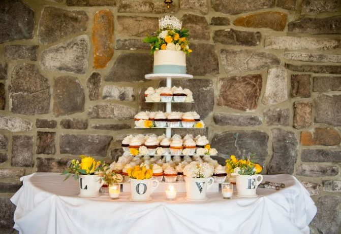 Свадебный торт из пирожных 4