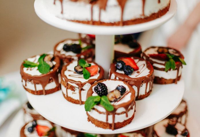 Свадебный торт из пирожных 6