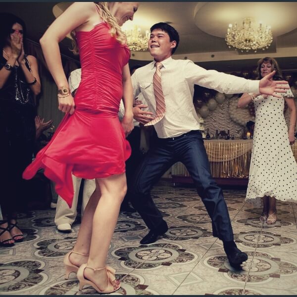 свидетель на свадьбе танцует