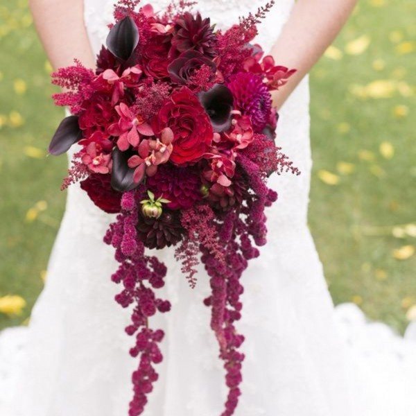 свисающие цветы в свадебном букете