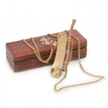 Свисток боцманский в шкатулке из красного дерева.