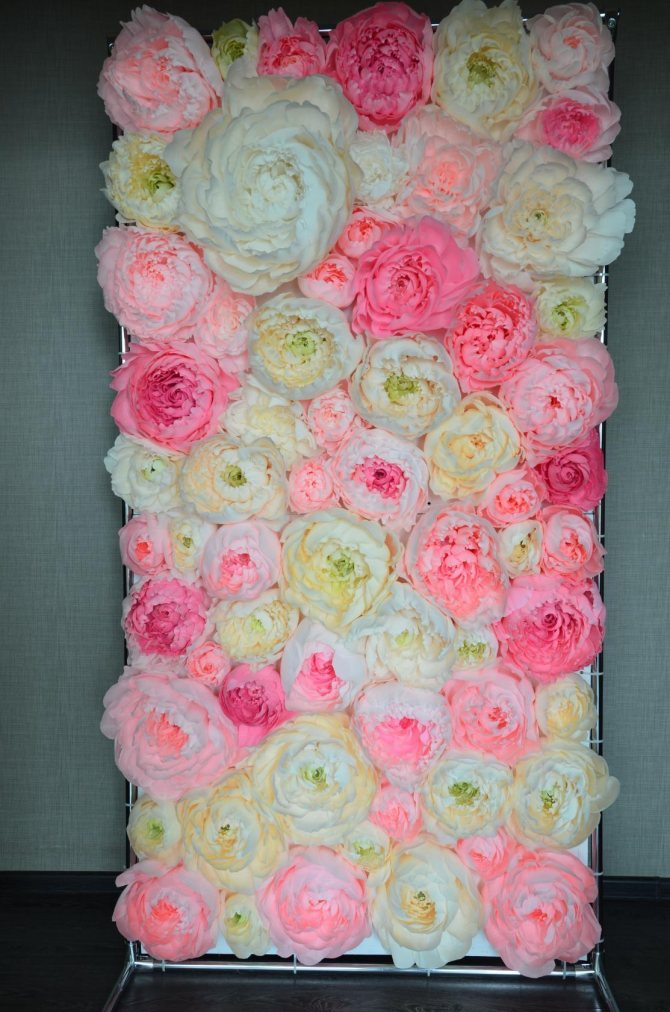 Такой может быть не только стойка для фотографирования на память, но и стена, находящаяся за спиной невесты и жениха.