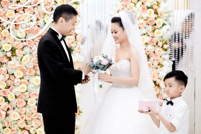 Также молодожены могут надеть наряды в западном стиле