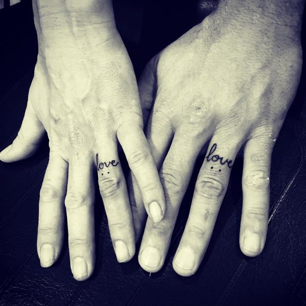 татуировки на пальцах жениха и невесты