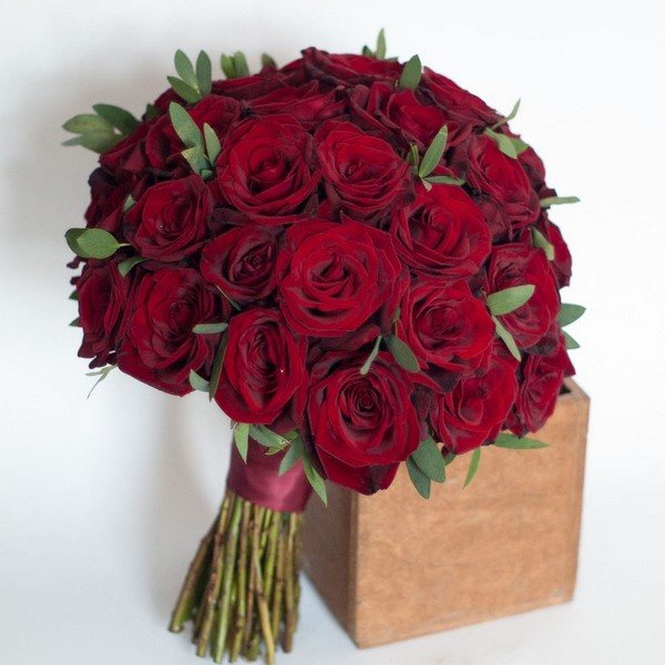 темно-красные розы в свадебном букете