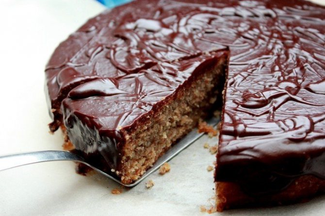 Торт, покрытый шоколадной глазурью