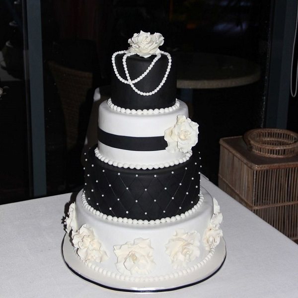 торт с черными и белыми ярусами на свадьбу