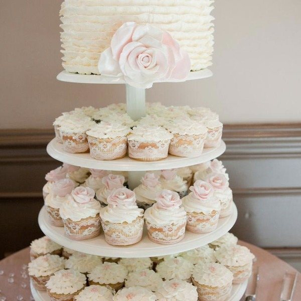 торт с капкейками для гостей на свадьбе