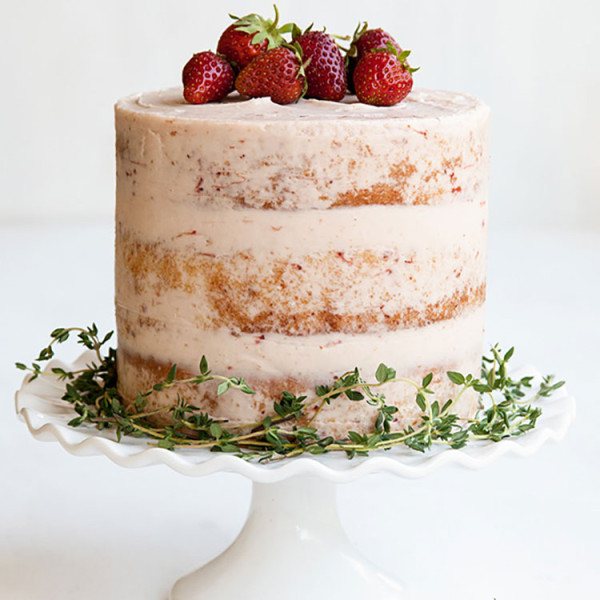 Торт высокий с клубникой без мастики