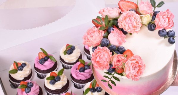 Торты с цветами и ягодами из мастики и без. Фото