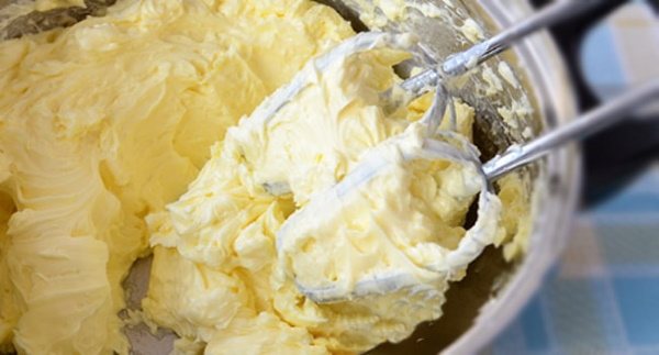 Торты с цветами и ягодами из мастики и без. Фото