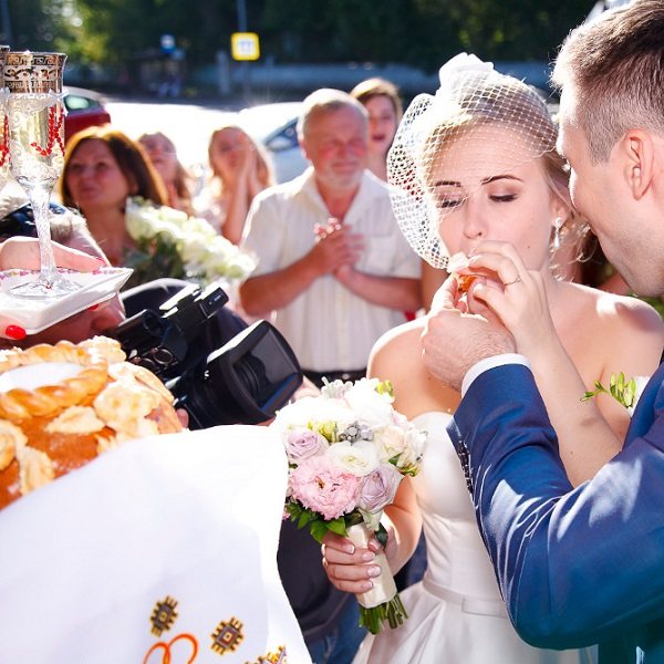 традиция преподнести хлеб с солью