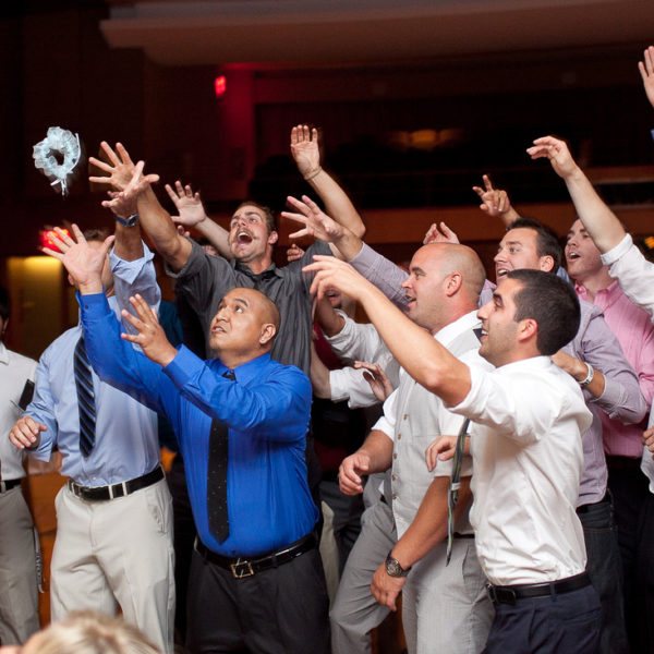 традиция с подвязкой невесты на свадьбе