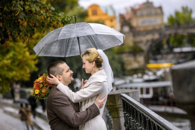 У невесты должен быть стойкий макияж и прическа с плетением