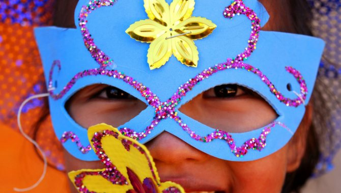 Украшаем маску блестками