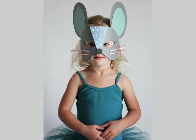 Украшаем маску цветной бумагой, красками