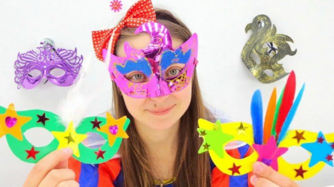 Украшаем маску цветной бумагой, перьями