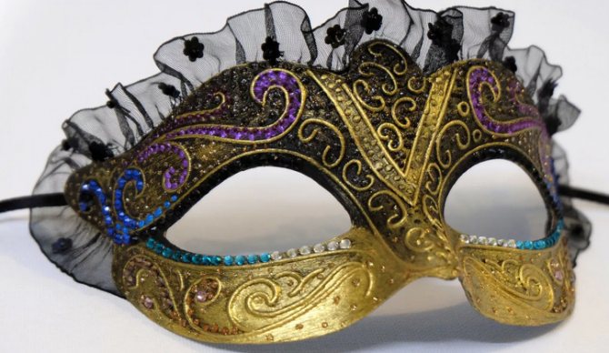 Украшаем маску фатином и стразами