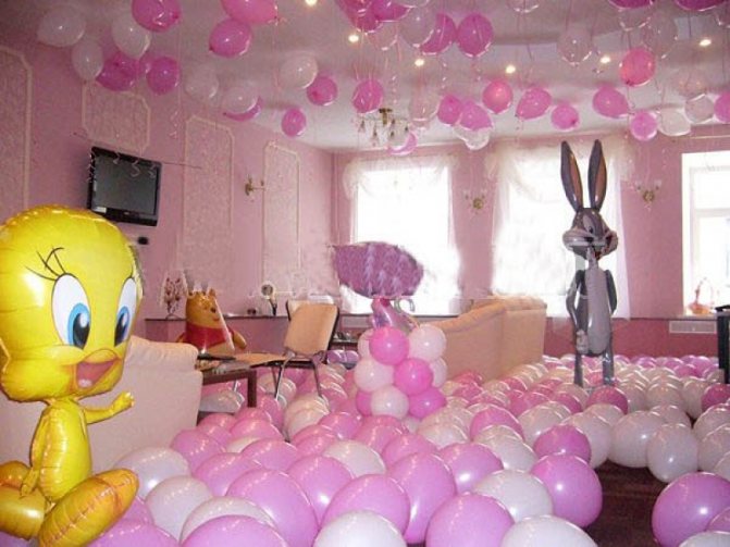 Украшение дома шарами (под потолком и на полу)