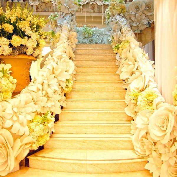 украшение лестницы на свадьбе цветами из бумаги