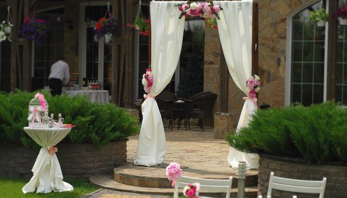 Украшение входа в ресторан розовыми цветами