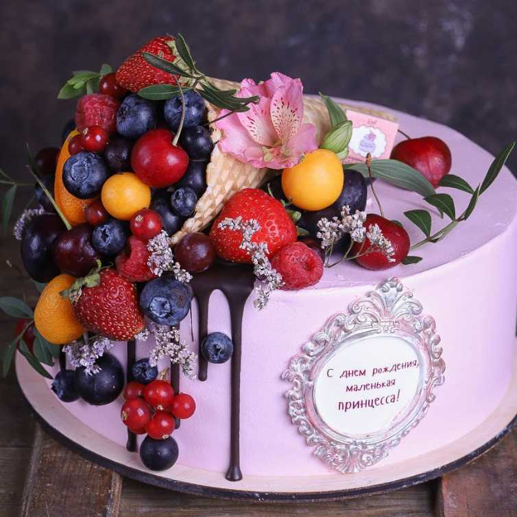 Украшение живыми цветами торта13