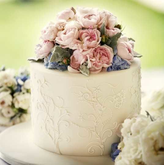 Украшение живыми цветами торта15