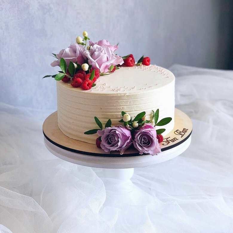 Украшение живыми цветами торта2