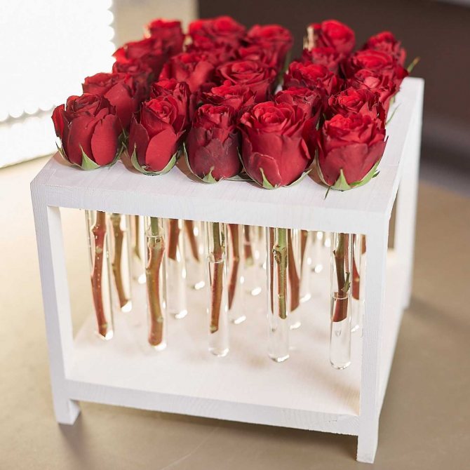 Украшение живыми цветами торта3