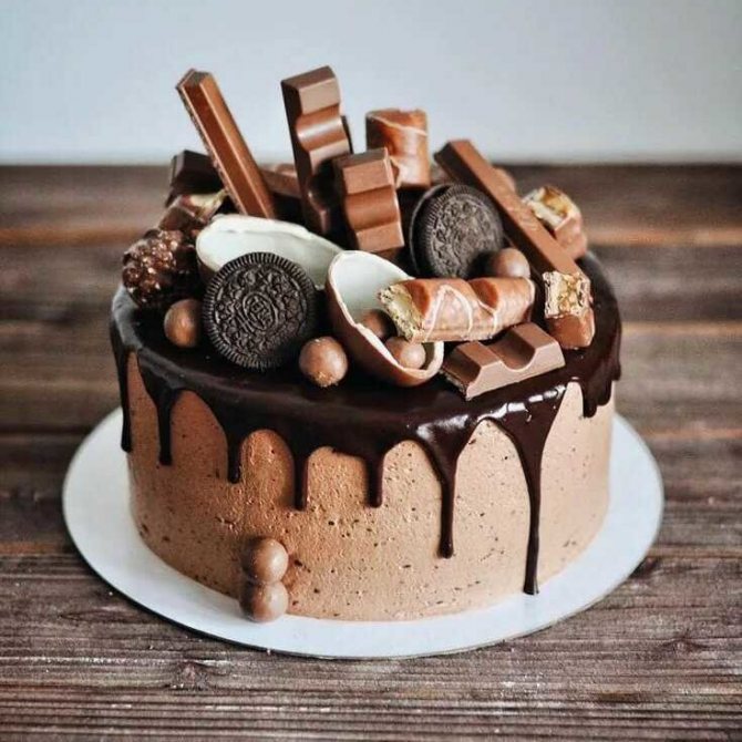 Украшение живыми цветами торта5