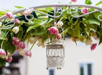 Украшенная цветами рама с подвешенным светильником