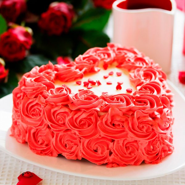 украшенный розами торт-сердце на свадьбу