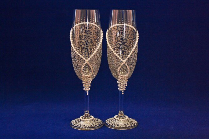 Украсить свадебные бокалы своими руками стразами