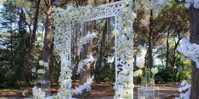 Украсьте свадебную арку стеклянными капельками и бусинками