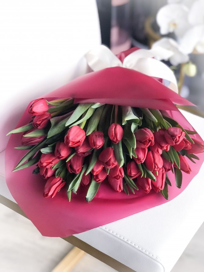 упакованный букет из розовых тюльпанов