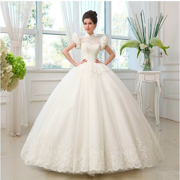 В 90-е годы прошлого века в моду вернулись свадебные платья, как у принцессы